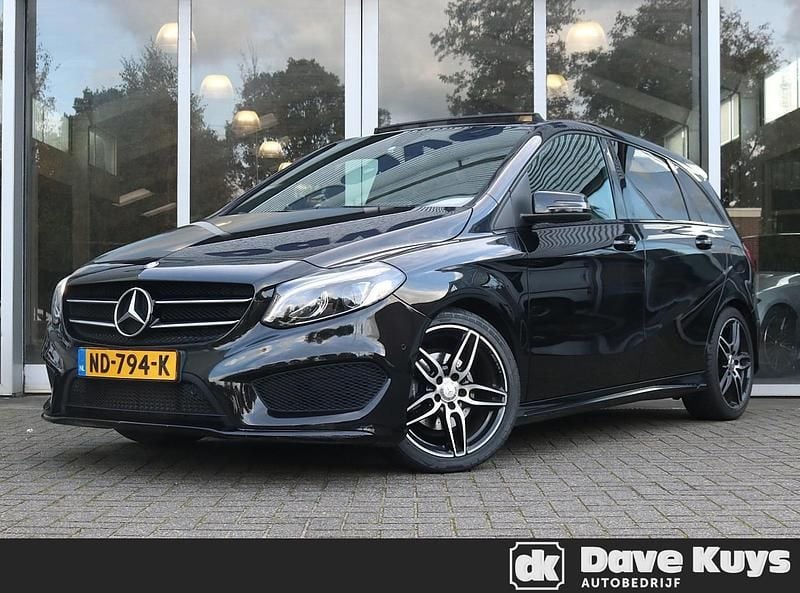 Zwart Gebruikt 2017 Mercedes B180 AMG line MPV | € 19.950 (Eerlijke prijs) - Afbeelding 1/4