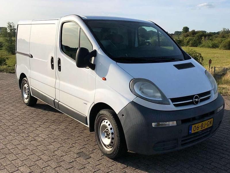 Wit Gebruikt 2003 Opel Vivaro Van | € 3.250 (Iets duurder) - Afbeelding 1/4