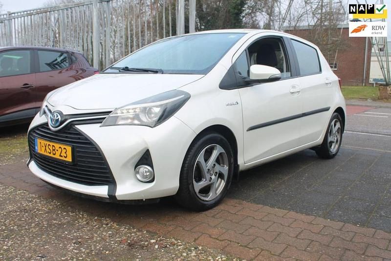 Wit (metallic) Occasion 2014 Toyota Yaris Hybrid Hatchback | € 8.750 (Eerlijke prijs) - Afbeelding 1/4