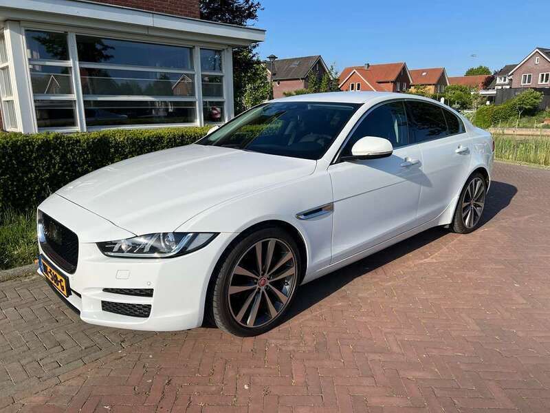 Wit Gebruikt 2015 Jaguar XE Portfolio Sedan | € 11.990 (Duur) - Afbeelding 1/4
