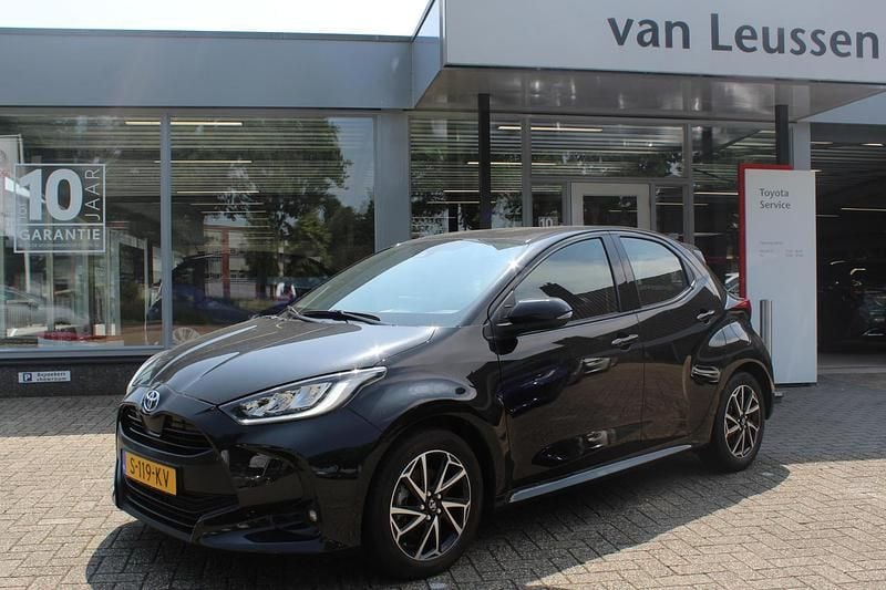 Zwart Gebruikt 2023 Toyota Yaris Hybrid Hatchback | € 20.990 (Eerlijke prijs) - Afbeelding 1/4