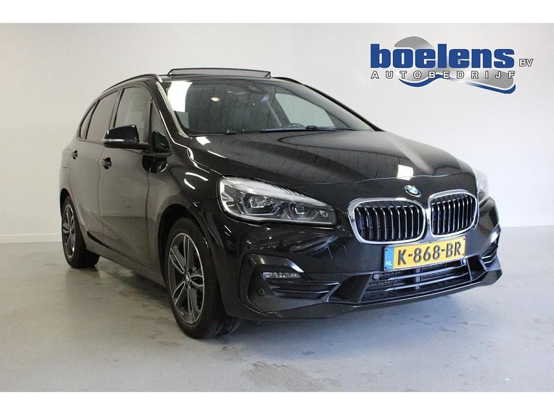 Zwart Occasion 2019 BMW 225 Executive Stationwagen | € 21.987 (Eerlijke prijs) - Afbeelding 1/4