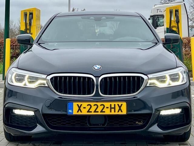 Zwart Gebruikt 2017 BMW 530e M Sport Sedan | € 23.950 (Eerlijke prijs) - Afbeelding 1/4