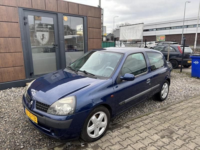 Blauw (metallic) Occasion 2002 Renault Clio II Dynamique Hatchback | € 1.240 (Eerlijke prijs) - Afbeelding 1/4