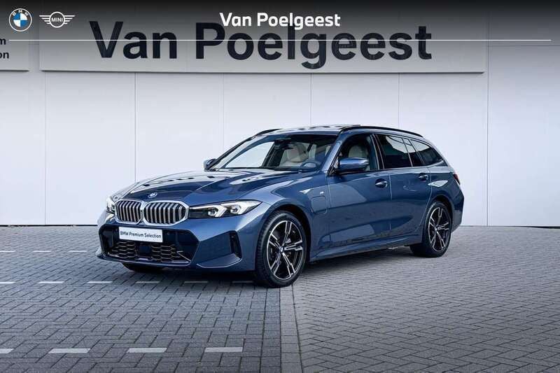 Arctic race blue metallic (blauw metallic) Gebruikt 2024 BMW 330e Comfort Edition Stationwagen | € 64.900 (Duur) - Afbeelding 1/4