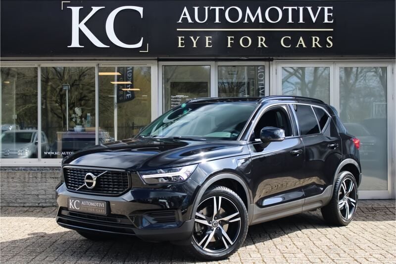 Zwart Gebruikt 2020 Volvo XC40 R-Design SUV | € 29.450 (Eerlijke prijs) - Afbeelding 1/4