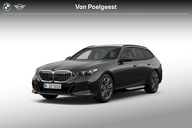 Sophistograu brillianteffect metallic (a90) (grijs metallic) Nieuw 2025 BMW 520 Comfort Edition Stationwagen | € 86.034 (Goede deal) - Afbeelding 1/4