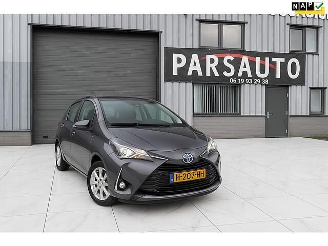 Grijs Gebruikt 2020 Toyota Yaris Active Hatchback | € 14.999 (Goede deal) - Afbeelding 1/4