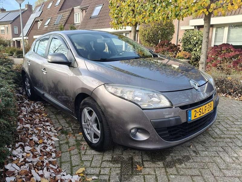 Grijs Gebruikt 2010 Renault Mégane III Expression Hatchback | € 3.850 (Eerlijke prijs) - Afbeelding 1/4