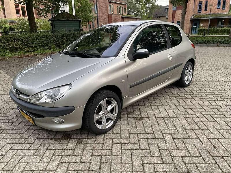 Grijs Gebruikt 2004 Peugeot 206 Hatchback | € 2.300 (Eerlijke prijs) - Afbeelding 1/4