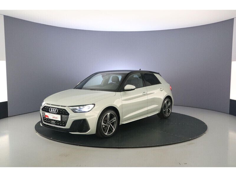 Tauzilver metallic Gebruikt 2024 Audi A1 Sportback Comfort Hatchback | € 33.900 - Afbeelding 1/4