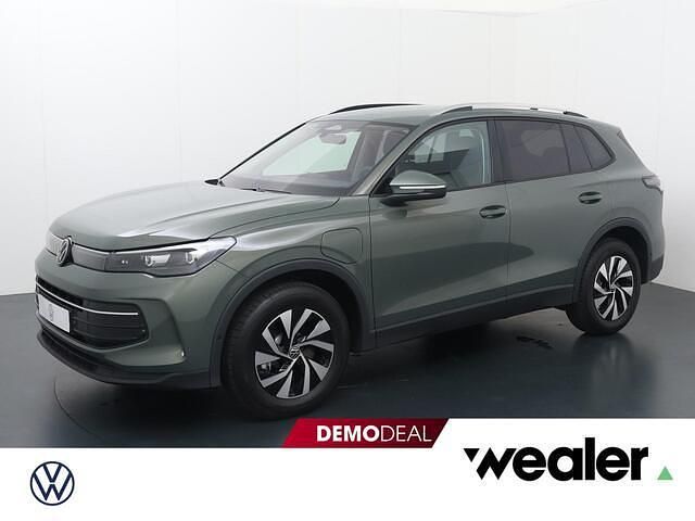 Groen, metallic lak Gebruikt 2025 VW Tiguan Edition SUV | € 48.840 (Super prijs) - Afbeelding 1/4