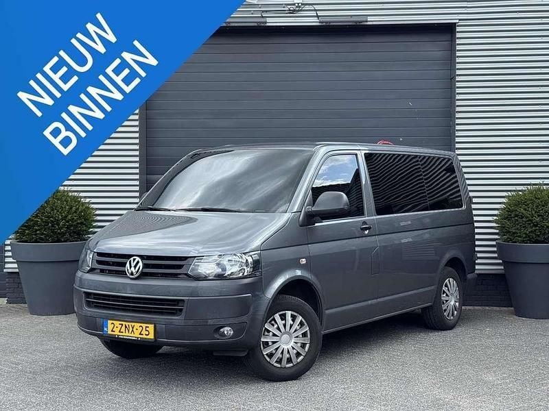 Grijs, metallic lak Gebruikt 2015 VW Caravelle Comfortline MPV | € 19.990 - Afbeelding 1/4
