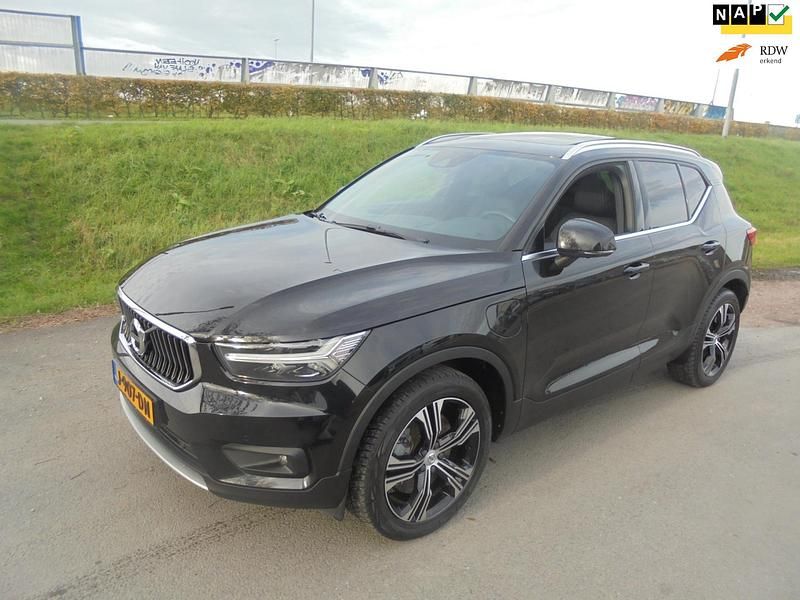 Zwart Gebruikt 2020 Volvo XC40 Inscription SUV | € 26.950 (Iets duurder) - Afbeelding 1/4