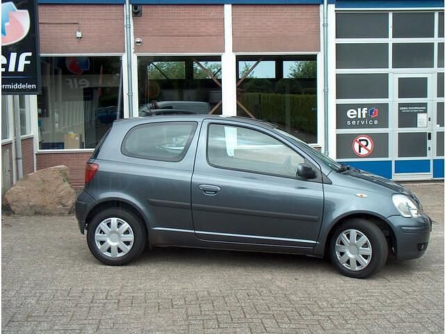 Grijs Gebruikt 2005 Toyota Yaris Hatchback | € 2.450 (Iets duurder) - Afbeelding 1/4