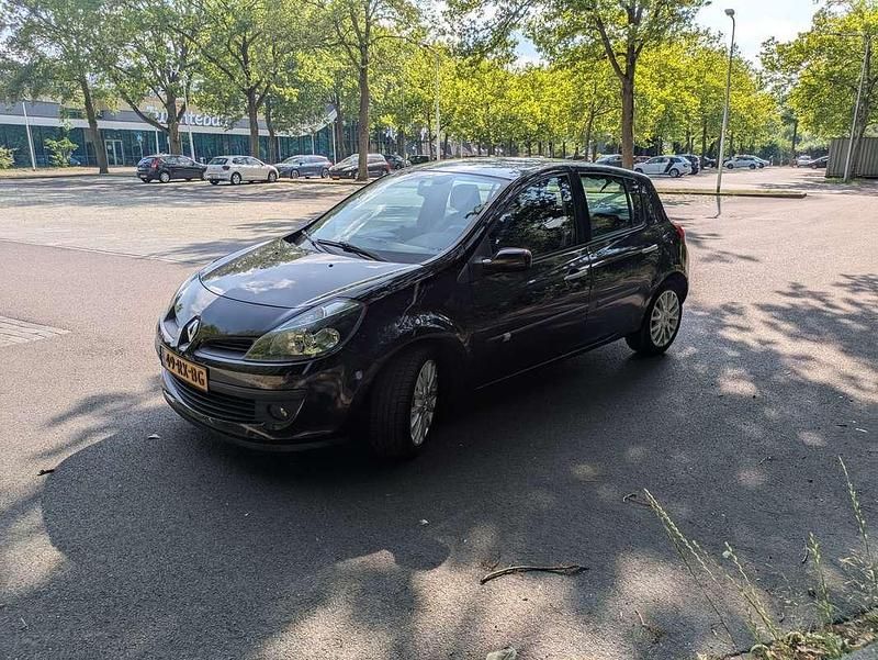 Zwart Gebruikt 2005 Renault Clio II Luxe Hatchback | € 1.950 (Eerlijke prijs) - Afbeelding 1/4
