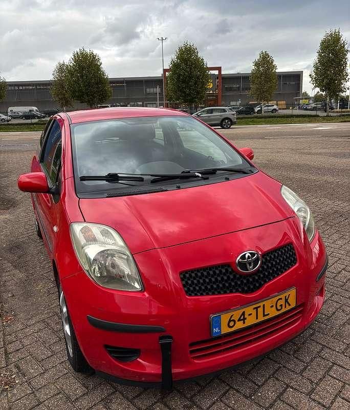 Rood Gebruikt 2006 Toyota Yaris Sol Sedan | € 3.650 (Eerlijke prijs) - Afbeelding 1/4