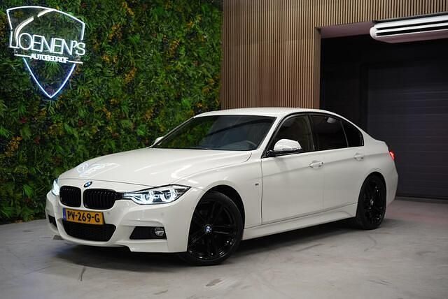 Wit (metallic) Gebruikt 2017 BMW 318 Shadowline Sedan | € 19.890 (Duur) - Afbeelding 1/4