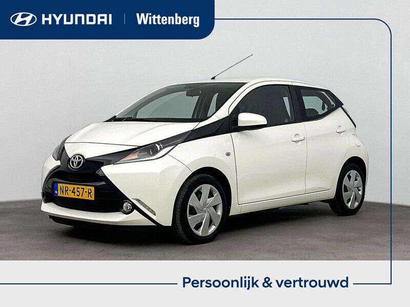 Wit Gebruikt 2017 Toyota Aygo X-play Hatchback | € 8.900 (Eerlijke prijs) - Afbeelding 1/3