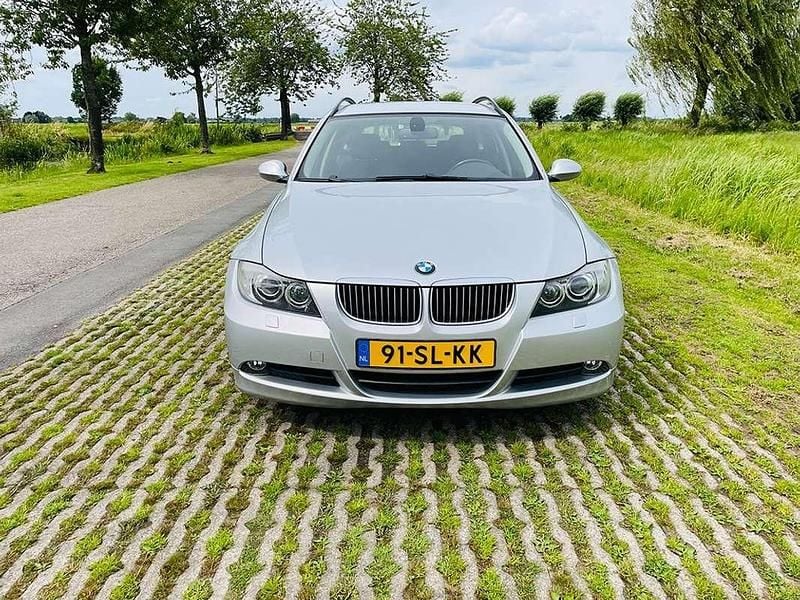 Zilver Gebruikt 2006 BMW 325 Executive Stationwagen | € 4.540 (Eerlijke prijs) - Afbeelding 1/4