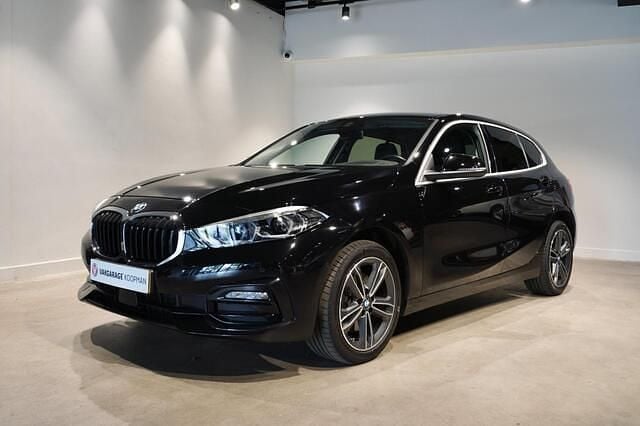Zwart Gebruikt 2022 BMW 118 Basis Hatchback | € 21.995 (Goede deal) - Afbeelding 1/4