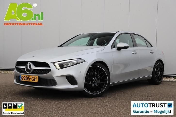 Iridium silver metallic finish (775u) Gebruikt 2019 Mercedes A200 Business Sedan | € 19.999 (Super prijs) - Afbeelding 1/4