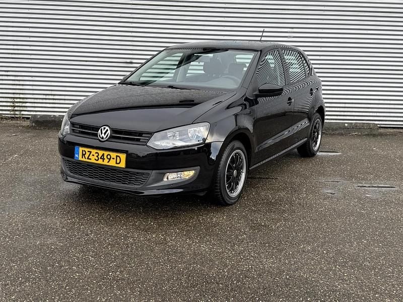 Zwart, metallic lak Gebruikt 2011 VW Polo Comfortline Hatchback | € 6.450 (Eerlijke prijs) - Afbeelding 1/3