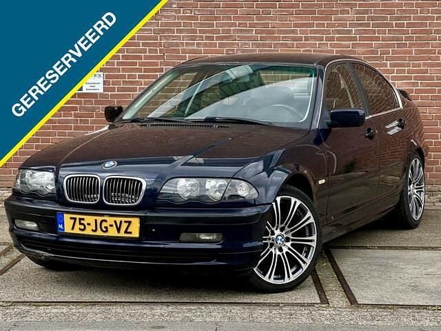 Blauw, metallic lak Occasion 1999 BMW 320 Sedan | € 2.950 (Goede deal) - Afbeelding 1/4