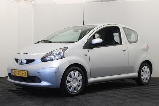 Grijs Gebruikt 2007 Toyota Aygo Hatchback | € 1.850 (Eerlijke prijs) - Afbeelding 1/4