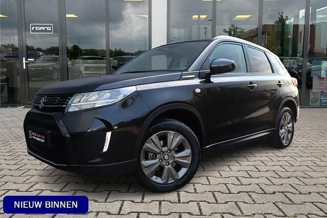 Zwart Gebruikt 2025 Suzuki Vitara Style SUV | € 28.450 (Goede deal) - Afbeelding 1/4