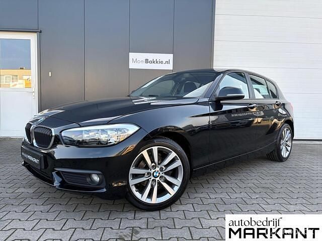 Zwart (metallic) Occasion 2015 BMW 118 Executive Hatchback | € 13.250 (Eerlijke prijs) - Afbeelding 1/4