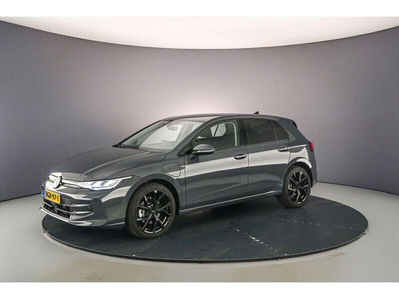 Dolphin grey Gebruikt 2025 VW Golf VIII Edition Hatchback | € 38.900 (Eerlijke prijs) - Afbeelding 1/4