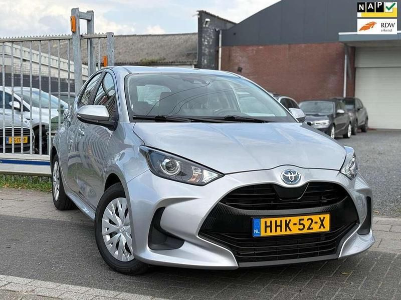 Grijs Gebruikt 2023 Toyota Yaris Hybrid Active Hatchback | € 20.450 (Goede deal) - Afbeelding 1/4