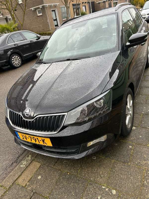 Zwart Gebruikt 2016 Skoda Fabia Stationwagen | € 7.500 (Goede deal) - Afbeelding 1/4