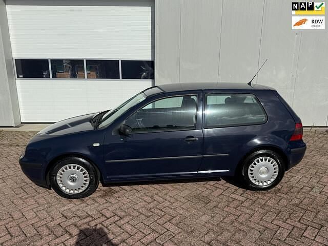Blauw Gebruikt 2000 VW Golf IV Trendline Hatchback | € 1.950 (Eerlijke prijs) - Afbeelding 1/4