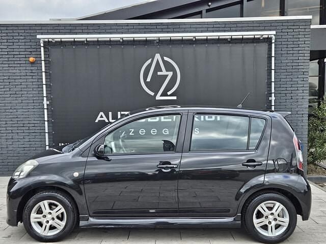 Zwart Gebruikt 2005 Daihatsu Sirion Hatchback | € 1.999 (Eerlijke prijs) - Afbeelding 1/4