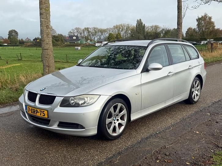 Grijs Occasion 2007 BMW 318 Stationwagen | € 2.500 (Eerlijke prijs) - Afbeelding 1/4