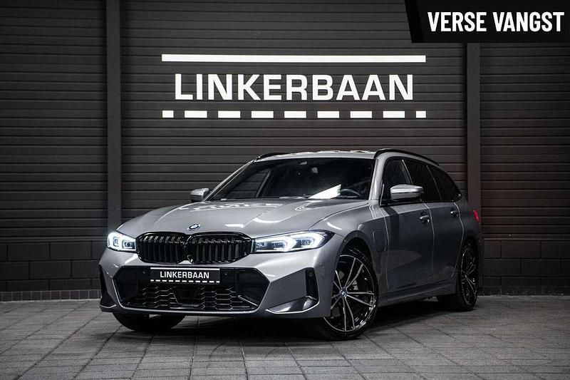 Grijs Gebruikt 2024 BMW 330e M Sport Stationwagen | € 52.495 (Goede deal) - Afbeelding 1/4
