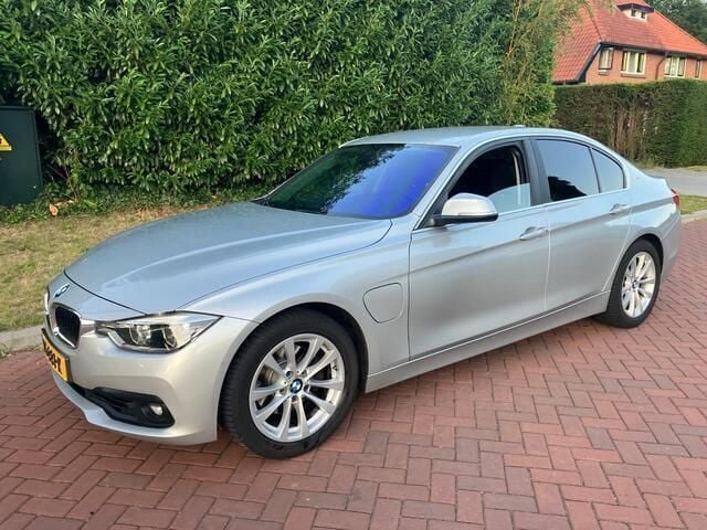 Grijs Gebruikt 2016 BMW 330 Sport Line Sedan | € 12.950 (Goede deal) - Afbeelding 1/4
