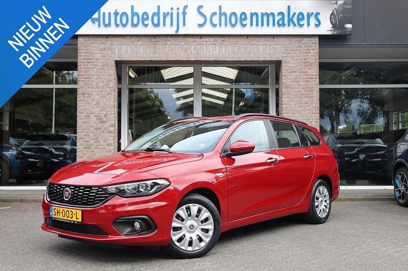Rood Gebruikt 2017 Fiat Tipo Lounge Stationwagen | € 12.445 (Duur) - Afbeelding 1/4