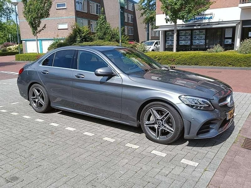 Grijs Gebruikt 2018 Mercedes C180 AMG Sedan | € 26.990 (Eerlijke prijs) - Afbeelding 1/4