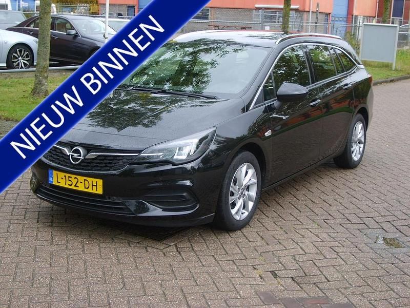 Zwart Occasion 2021 Opel Astra Business Elegance Stationwagen | € 17.950 (Iets duurder) - Afbeelding 1/4