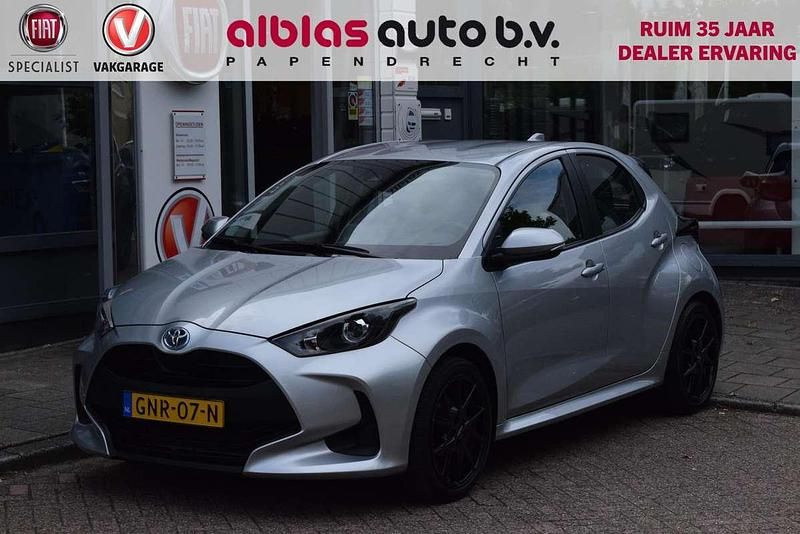Grijs Gebruikt 2022 Toyota Yaris Hybrid Active Hatchback | € 21.950 (Eerlijke prijs) - Afbeelding 1/4