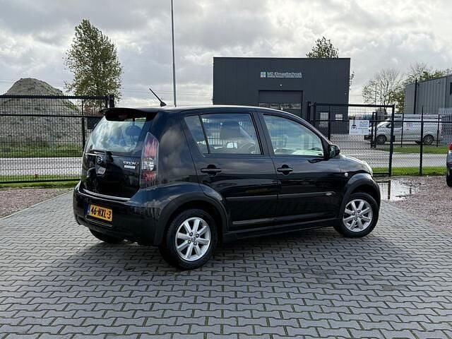 Occasion Daihatsu Sirion 93 PK (68 kW) 2011 Zwart Hatchback