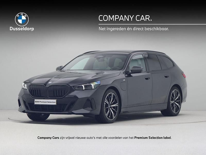 Grijs Gebruikt 2025 BMW 530e Comfort Edition Stationwagen | € 83.157 - Afbeelding 1/4