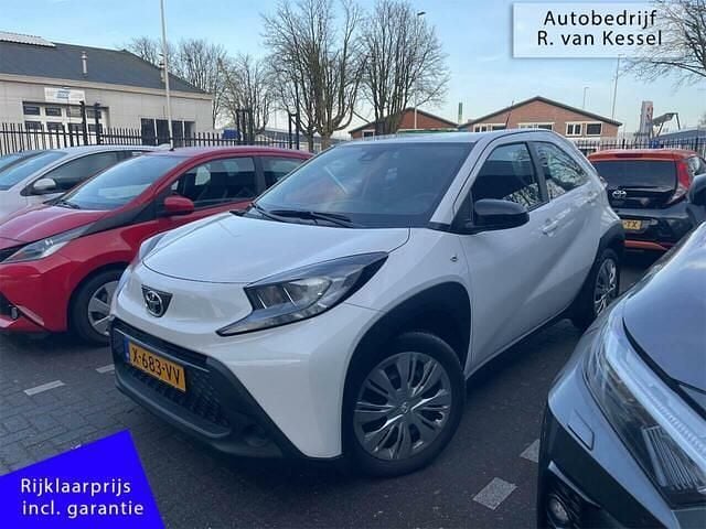 Wit Gebruikt 2024 Toyota Aygo Play Hatchback | € 19.740 (Goede deal) - Afbeelding 1/4