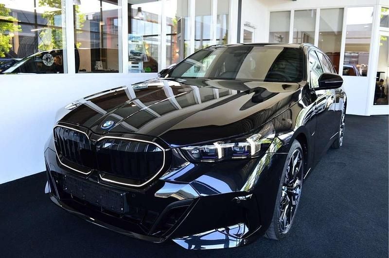 Zwart, metallic lak Gebruikt 2025 BMW 550 Comfort Edition Stationwagen | € 99.900 - Afbeelding 1/4