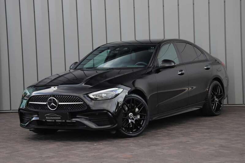 Zwart Gebruikt 2024 Mercedes C300e AMG Sedan | € 54.500 (Eerlijke prijs) - Afbeelding 1/4
