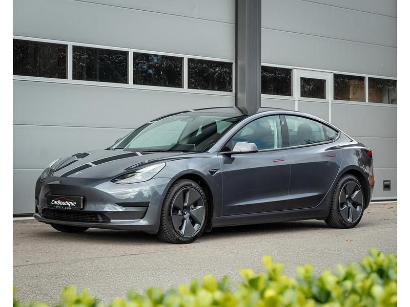 Grijs Gebruikt 2022 Tesla Model 3 Standard Range Sedan | € 26.950 (Eerlijke prijs) - Afbeelding 1/4