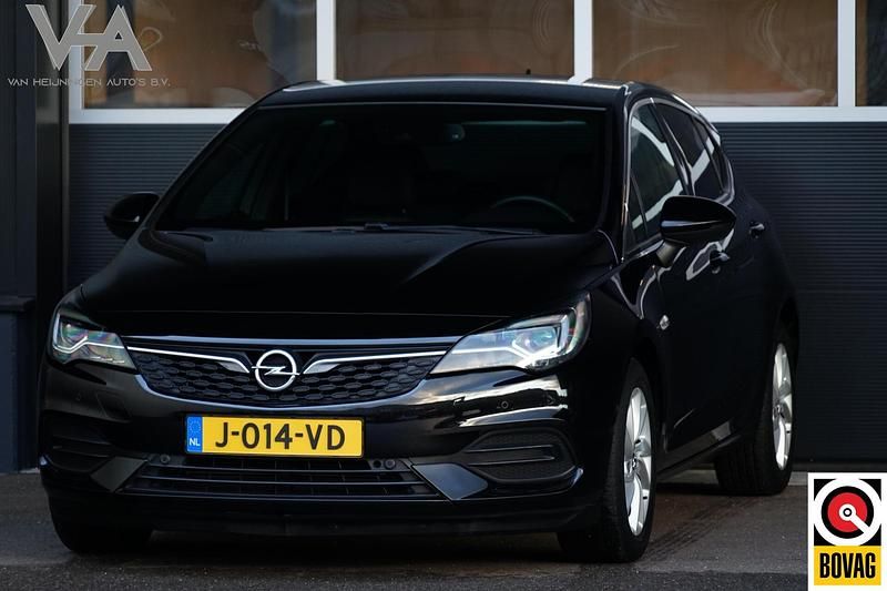 Zwart Gebruikt 2020 Opel Astra Elegance Hatchback | € 17.950 (Eerlijke prijs) - Afbeelding 1/4